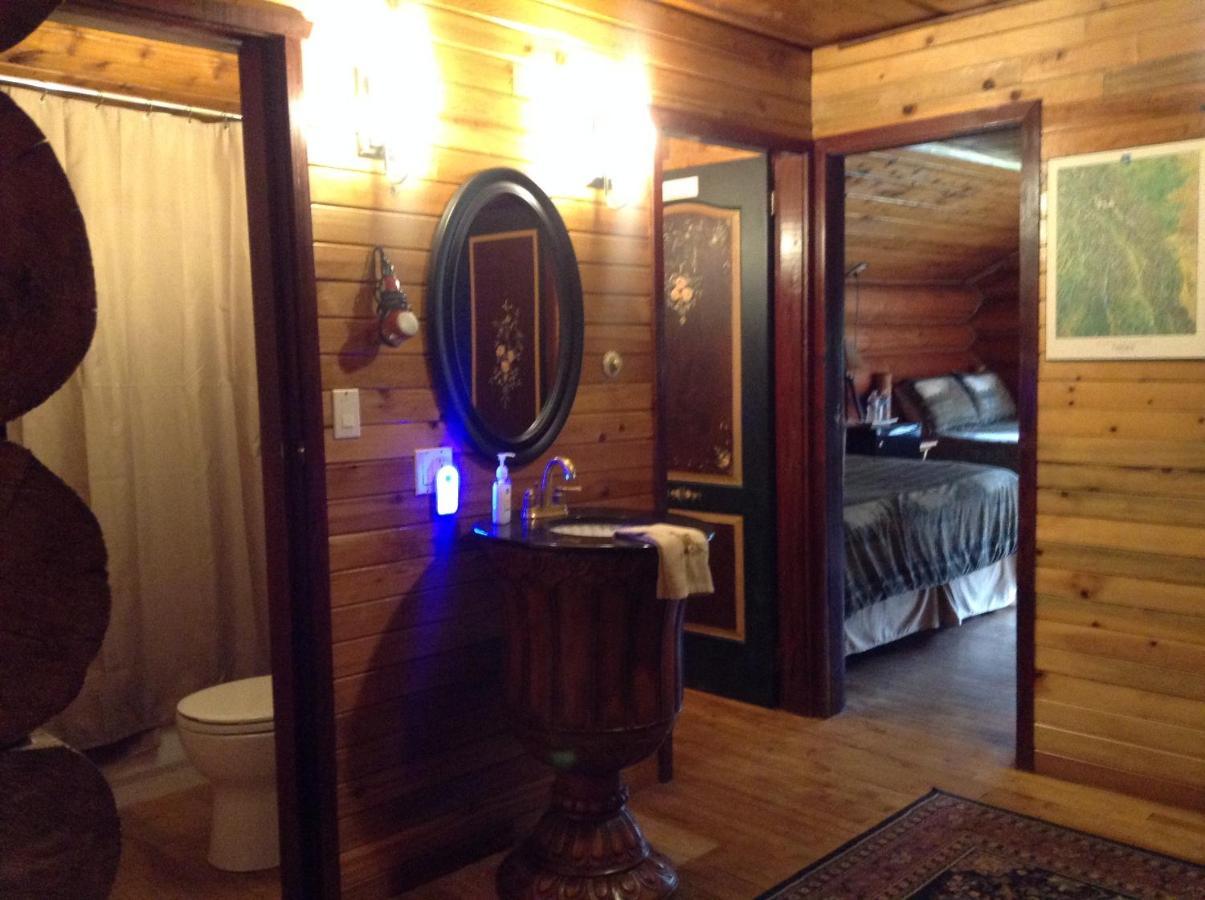 Summit River Lodge & Campsites Valemount Rom bilde